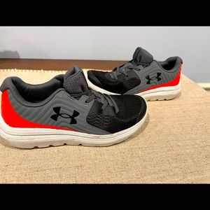 Youth Under Armour Sneaker -like new!